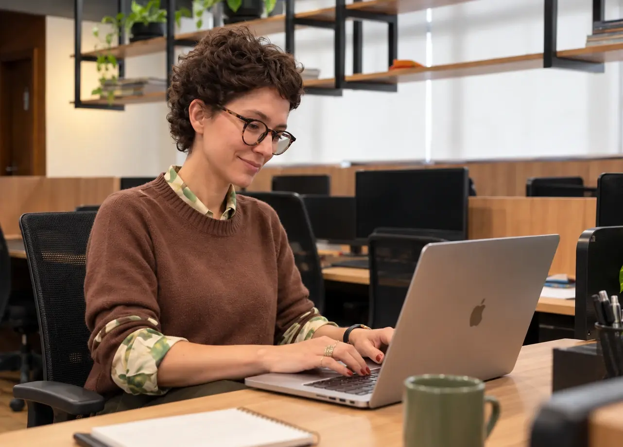 Profissional trabalhando no notebook, em um escritório
